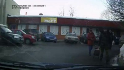 Чиновник в Троицке таранит машину и сбегает