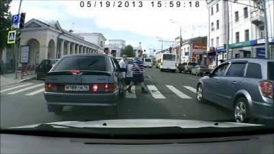 Пешеход перешел дорогу по капоту автомобиля