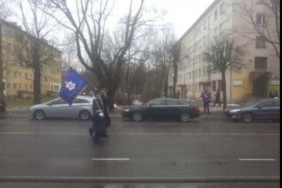 На параде в Нарве, парень троллит натовских военных ))