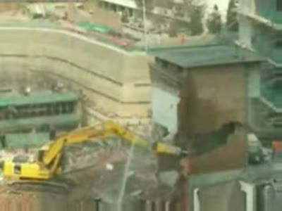 Дом упал на кран, последний выжил
