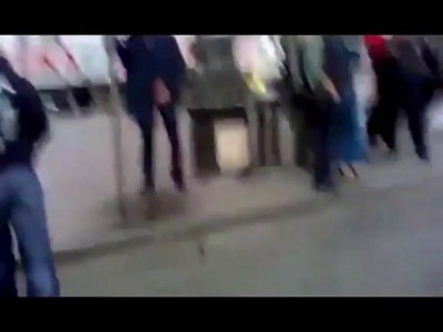 Милиционер справил нужду в людном месте