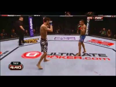 Полулегкий вес: Диего Брандао победил Пабло Гарса сдачей соперника (удушение треугольник руками)