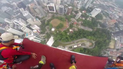 По-моему парень просто шутник