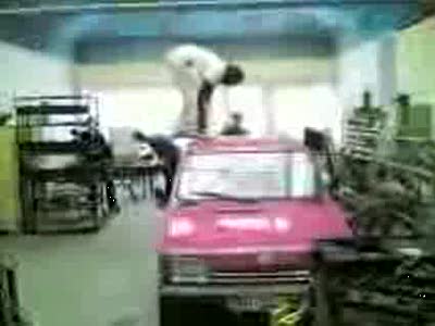 С розовой машины не прыгайте