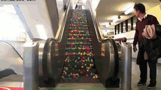 шарики на эскалаторе