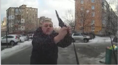 Автомобилист ломает дворники