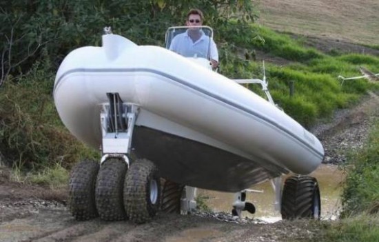 катер месит грязь