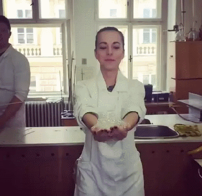 gifka-himiya-devushka-fokus