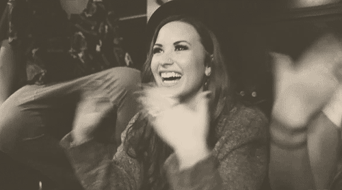skyscraper-music-video-gif-demi-lovato-and-selena-gomez-fans-23802841-500-190