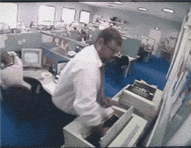 lyudi-krushat-svoi-rabochie-mesta-v-gifkax-5