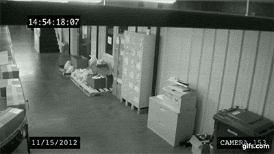 lyudi-krushat-svoi-rabochie-mesta-v-gifkax-10