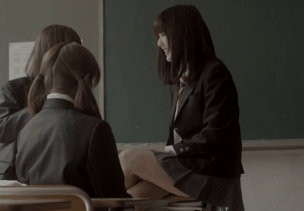 shkolniki_yaponia_yubka_stoyak