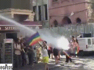 _разгоняют_водой