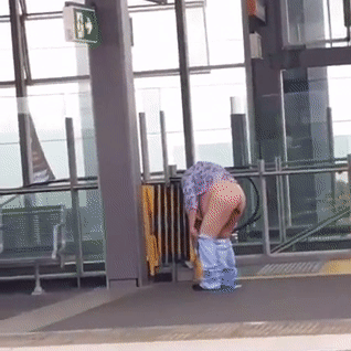 Женщина свинота срет