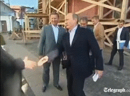 Целует руку