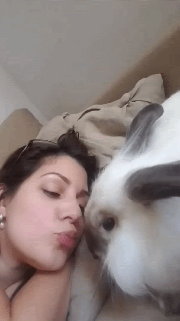 Она любит меня