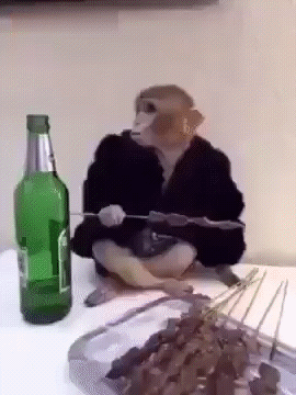 Ест шашлык и запивает пивом