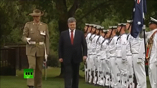 Порошенко кланяется солдатам