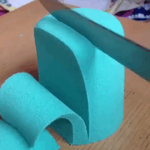 То, как разрезают кинетический песок