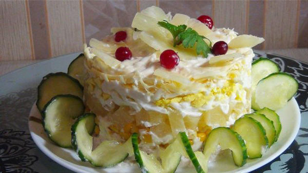 с ананасами и курицей