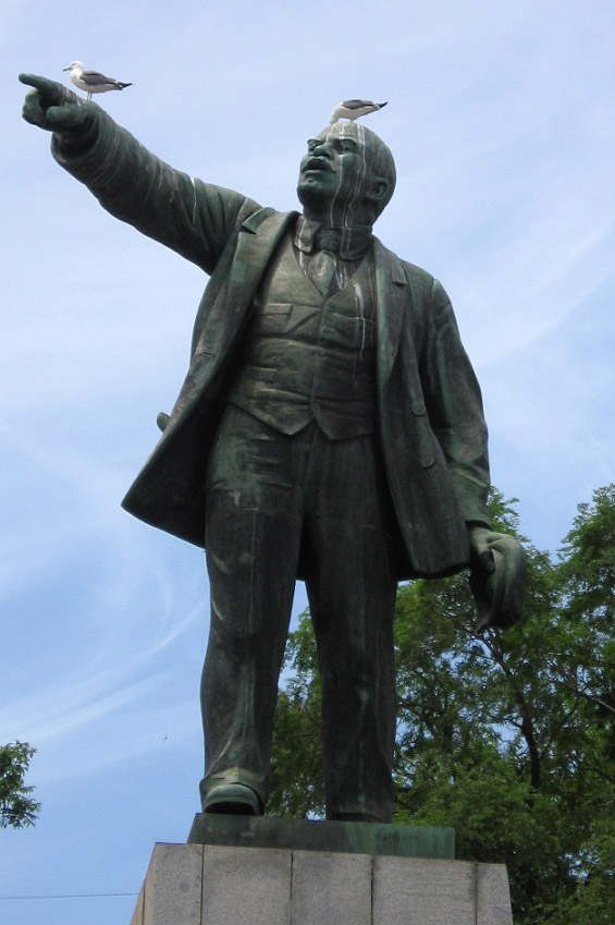 Lenin_pokazivaet_chaikam_ry