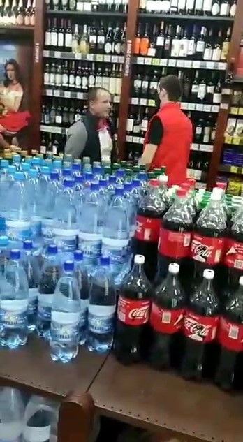 "Еб*шь всё!" Чувак изрядно принял на грудь и устроил разгром в вино-водочном