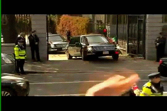 Obama limo gets stuck in Ireland