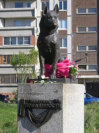 200px-Dog_Monument,_Togliatti,_Russia