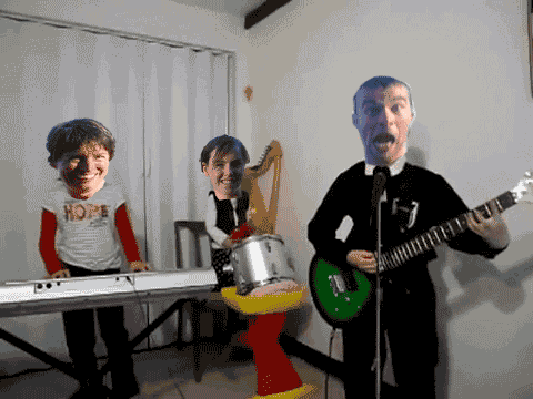 Дети-играют-Rammstein-на-утреннике