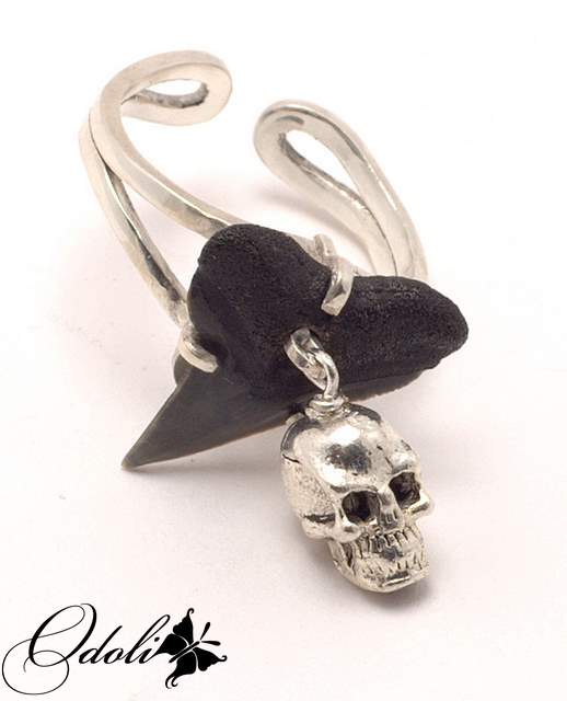 Koltso-s-okamenelyim-zubom-akulyi-Epatazh-1