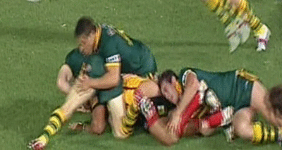 Лезет в жопу