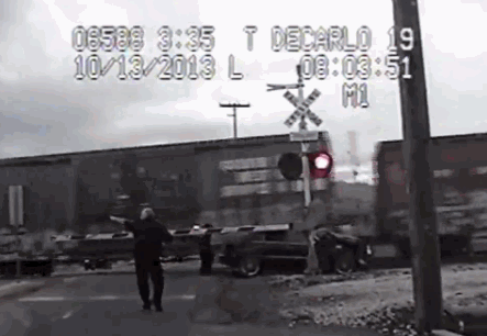 гифки-оглянитесь-эвакуатор-прибыл-поезд-914940