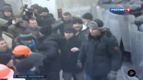 гифки-Евромайдан-огнетушитель-vs-Кличко-1037779