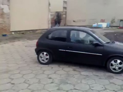 О курва.