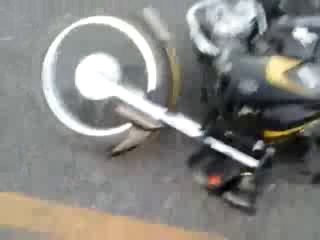 МОТОЦИКЛИСТ "ПОТЕРЯЛ" НОГУ