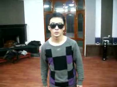 Парень танцует в стиле "робот"