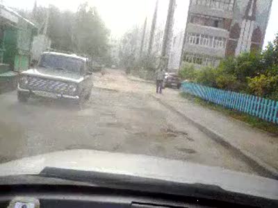 чуть не врезался из-за женщины смотр. с 2.45