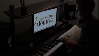 Avici на пианино