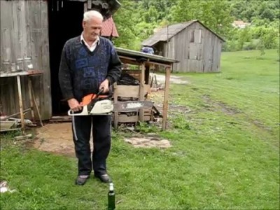 Как открыть бутылку с помощью бензопилы