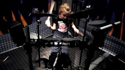 Настучала по бубенцам