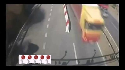 Экскаватор упал на дорогу ...