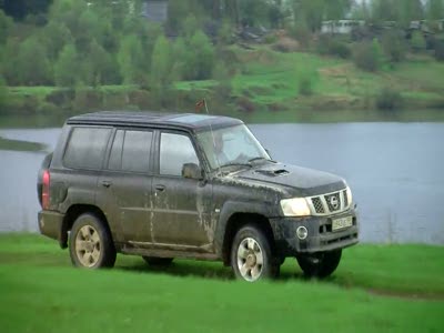 Трактор и Nissan Patrol 