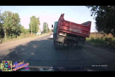 Едет поломанный маз в гараж.
