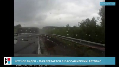 Мусоровоз врезался в автобус. Видео ДТП. 41 пострадавший