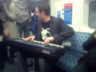 клавишник в метро