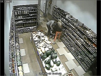 Девушка упала в магазине