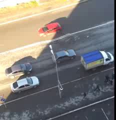 В Тюмени на дороге прямо на глазах у жителей образовалась огромная яма