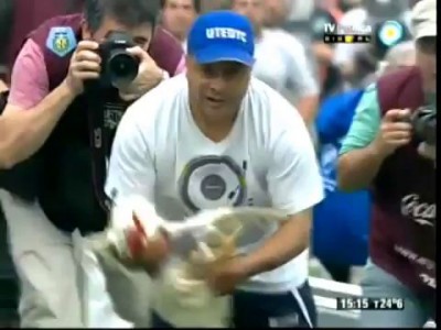 Hinchas de Quilmes lanzan gallinas para recibir a River.