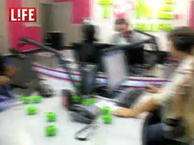 бабы дерутся на радио.flv