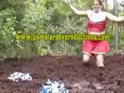 Тонущие в грязи девушки